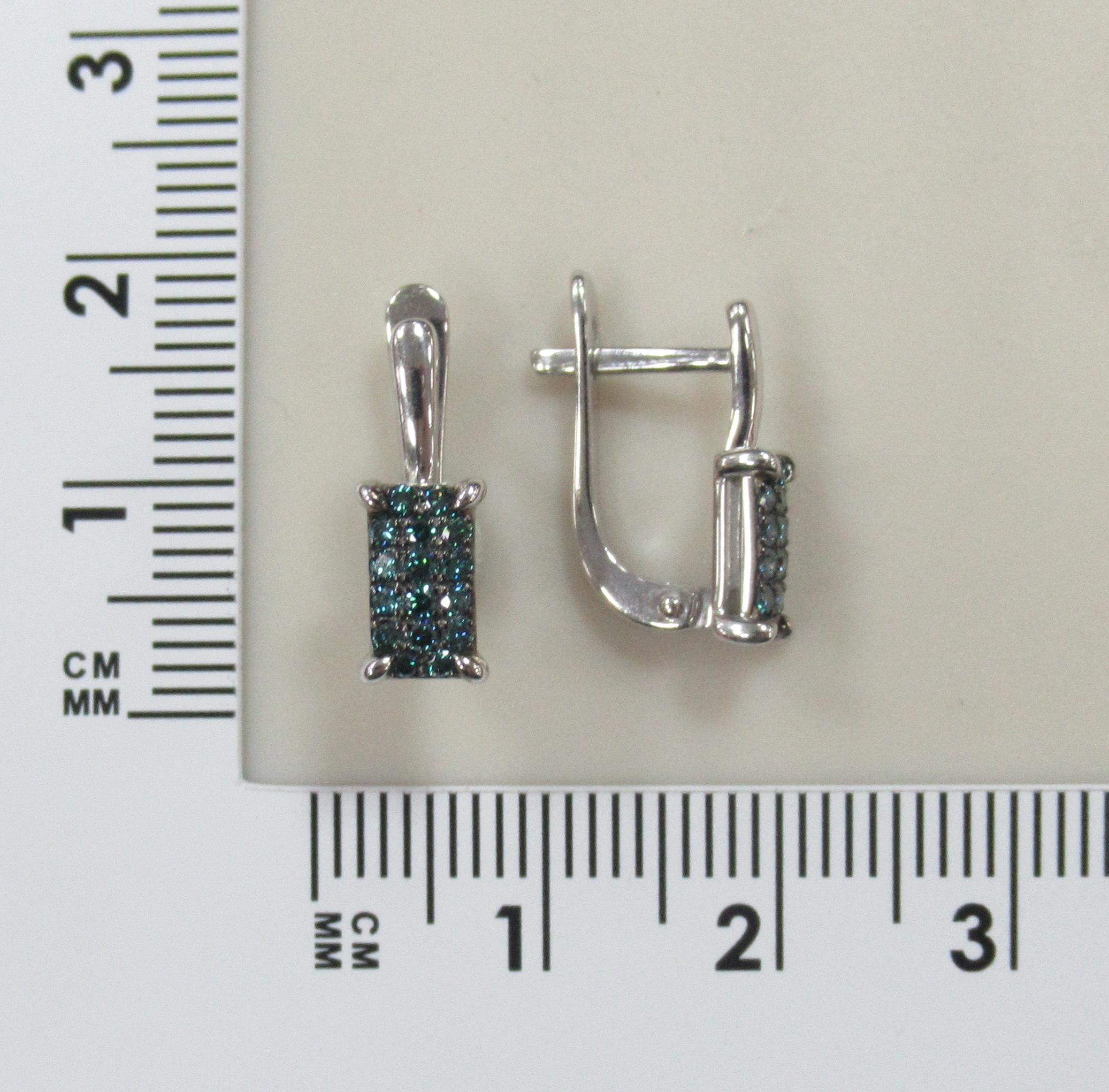 Серьги из белого золота с голубыми бриллиантами